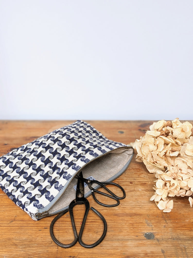 WOVEN ZIPPED POUCH