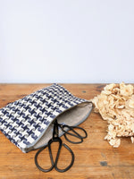 WOVEN ZIPPED POUCH