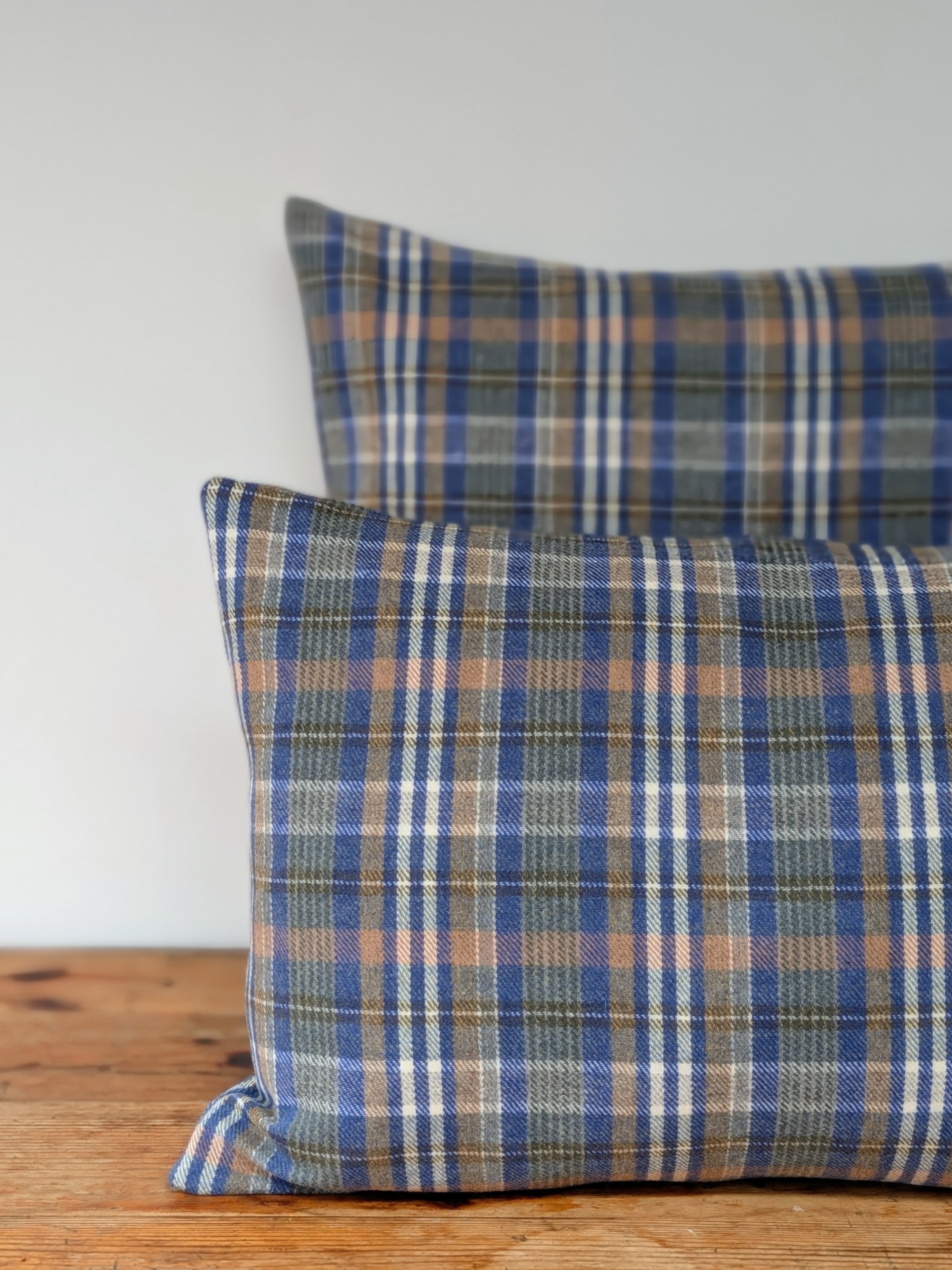 AJA CHECK CUSHION