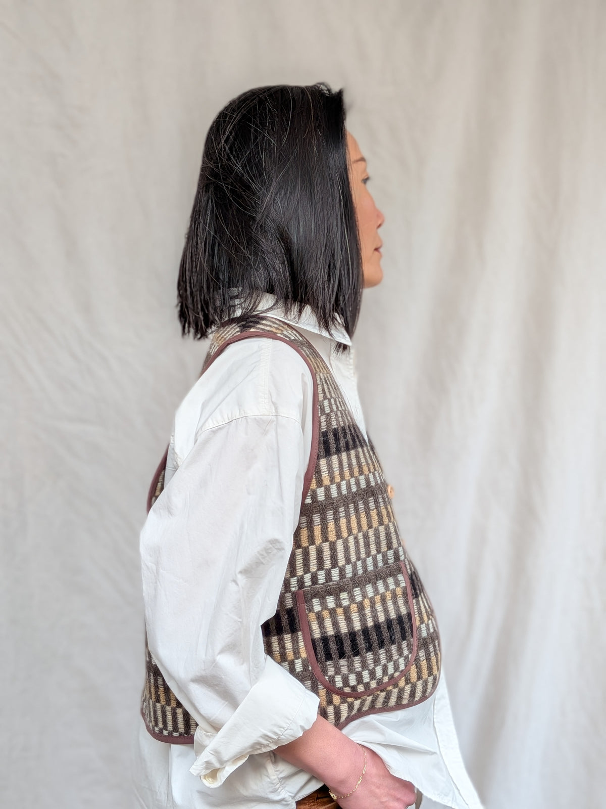 FELIX QUILTED WAISTCOAT IN COCOA